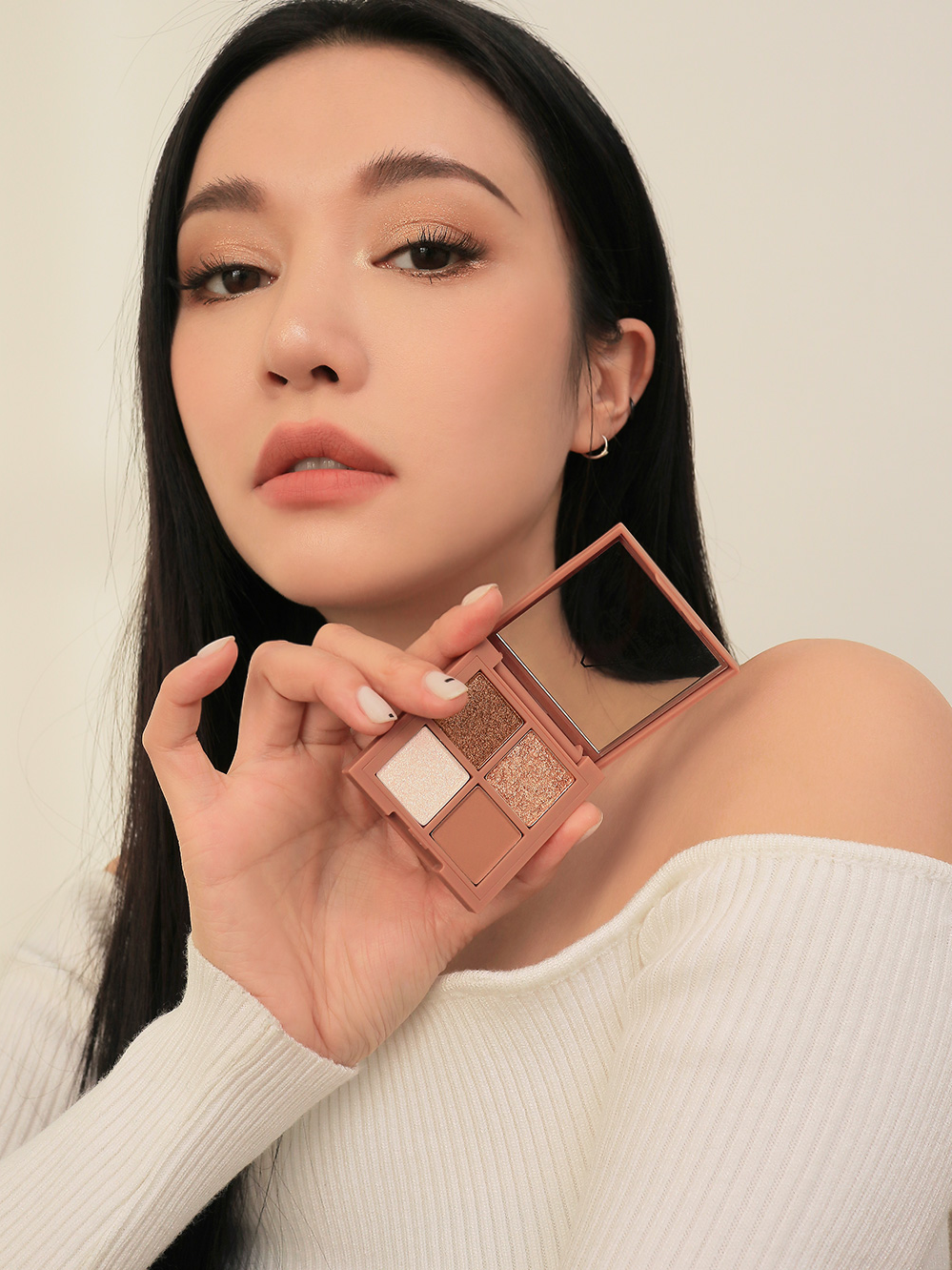 Model holding 3CE Mini Multi Eye Color Palette in Shade Casual Talk, highlighting its versatile application and everyday look.