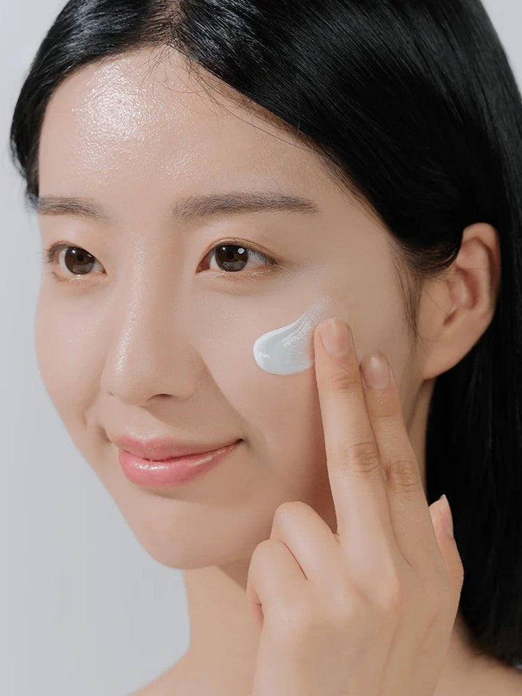 skin 1004 madagascar centella hyalu cica water fit sun serum texture with model