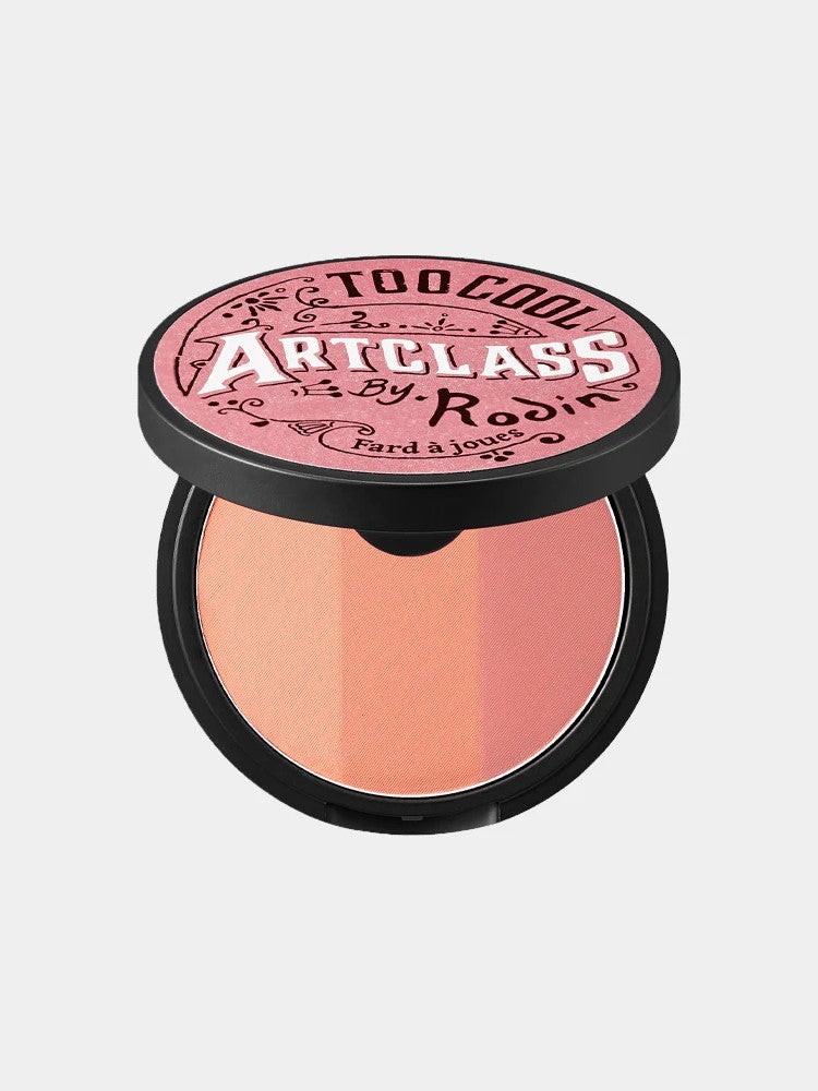 Too Cool for School Artclass By Rodin Fard à Joues de Rosée round blush compact with vintage-inspired design, showcasing a gradient of peach and pink shades.