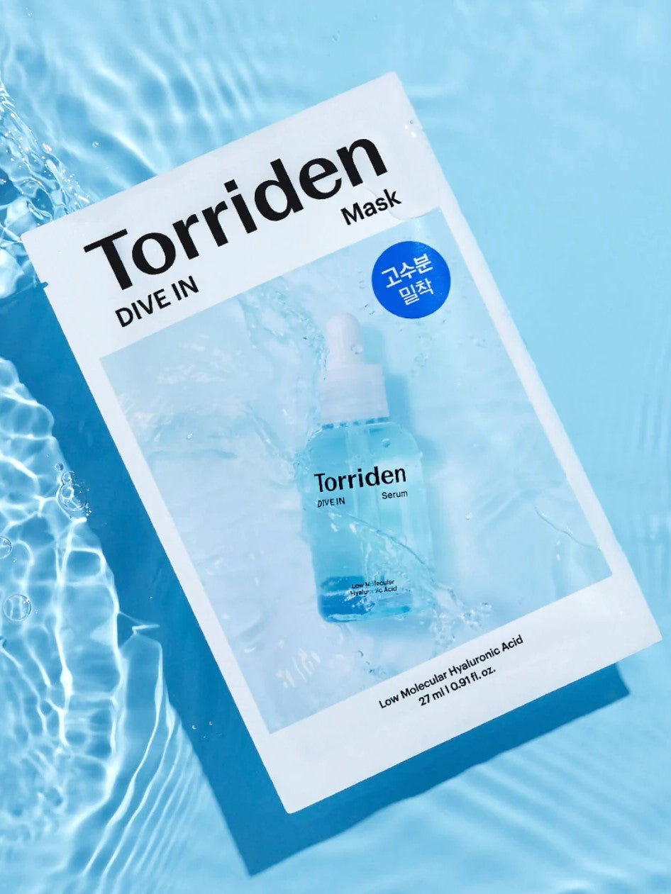 Torriden Dive In Mask package resting on water, featuring a serum bottle graphic and text highlighting low molecular Hyaluronic Acid.