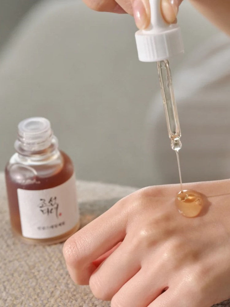 beauty of joseon revive serum ginseng and snail mucin texture with hands